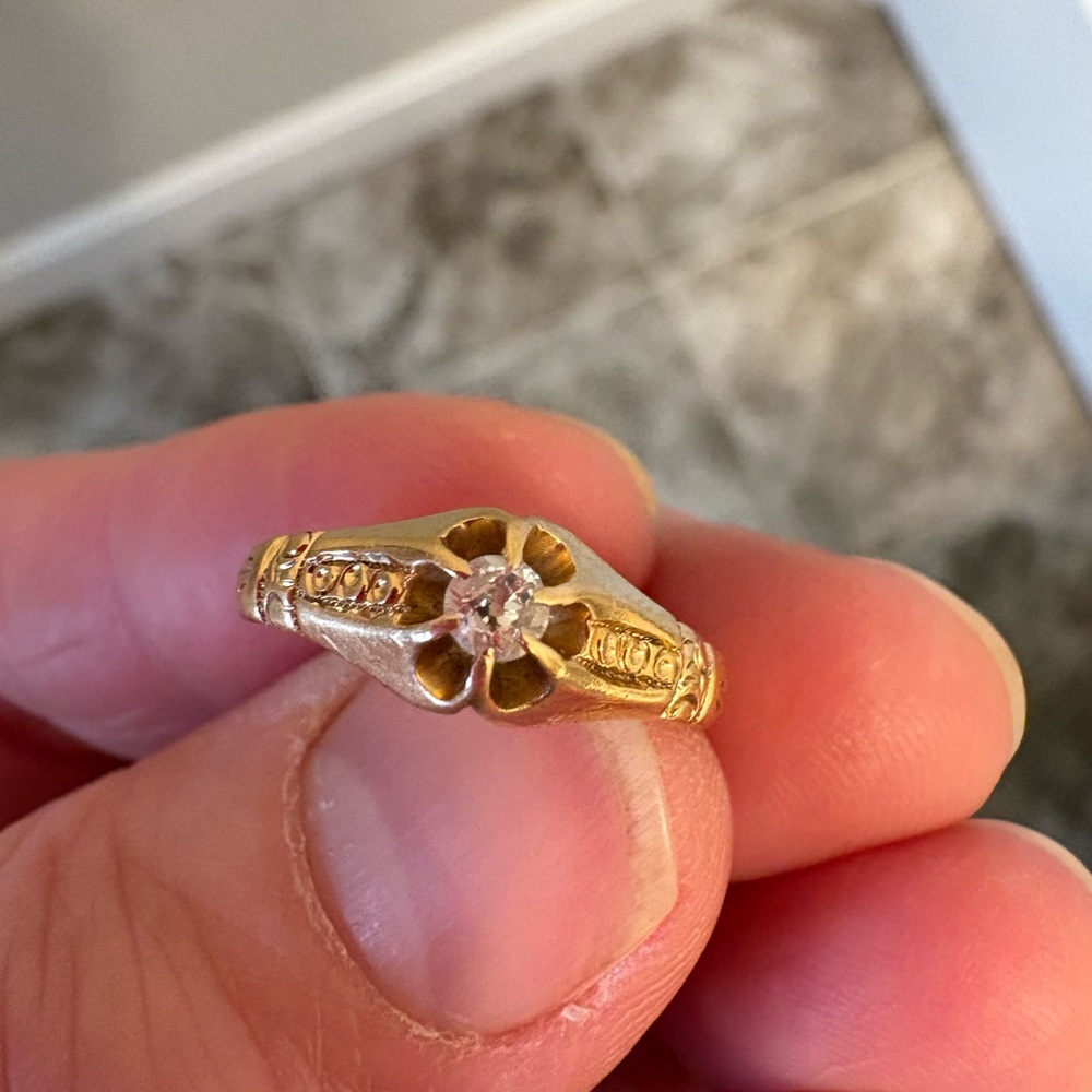 Elegant 14 k Gold/Diamond Antique Ring